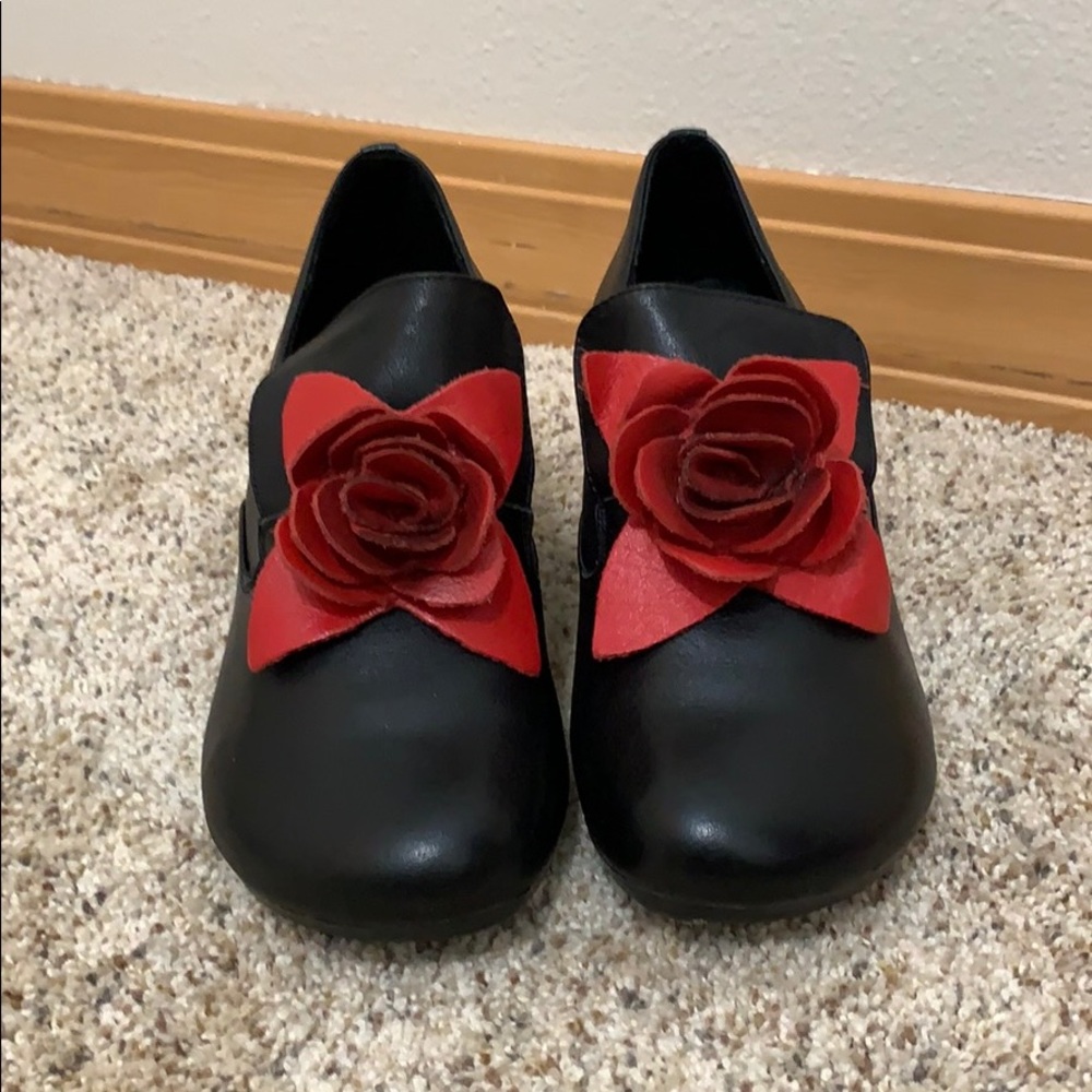 SOCOFY Black & Red Flower Leather Pump